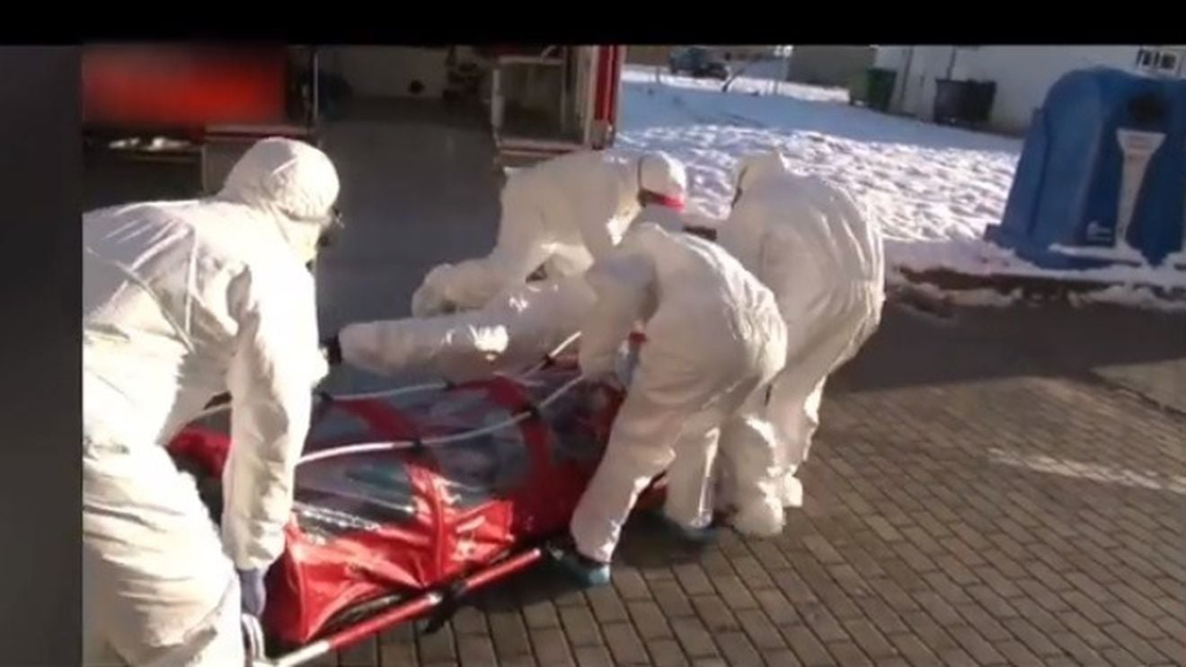 ISU Suceava, despre incidentul în care o tânără suspectă de coronavirus a fost scăpată pe jos: Paramedicul SMURD a alunecat din cauza stratului de gheață, izoleta nu a atins pământul, pacienta nu a fost rănită