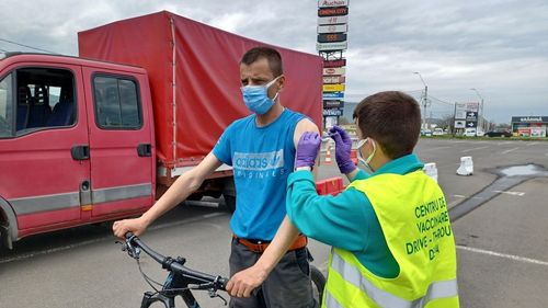 Bicicliştii au avut prioritate la vaccinare în Centrul drive-thru din Deva, marcând astfel ”vinerea verde”