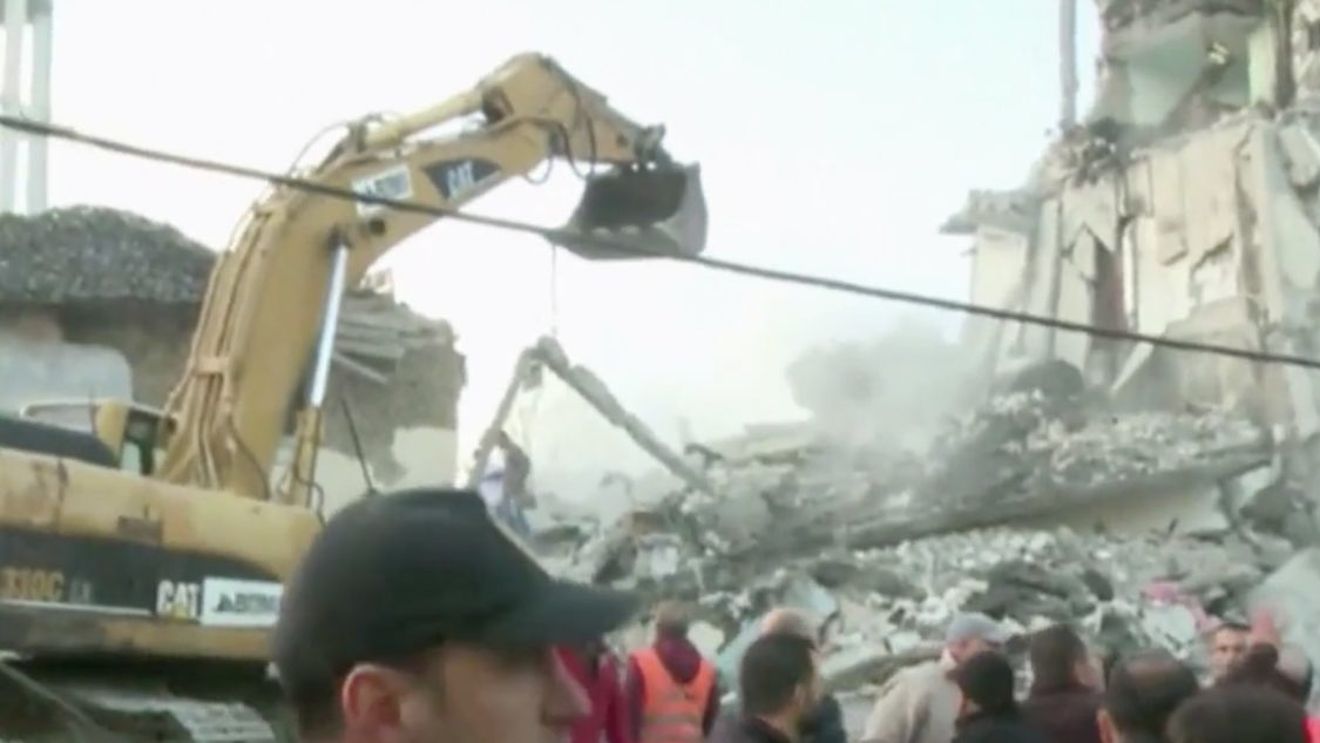 VIDEO Cutremur cu magnitudinea 6,4 în Albania: 13 morți şi sute de răniți. Mai multe clădiri prăbușite, oameni prinși sub dărâmături / România trimite o echipă de 50 de specialiști în căutare și salvare