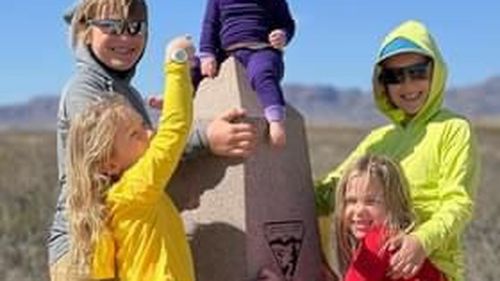 O familie cu cinci copii mici străbate cele mai lungi trasee montane din SUA: Totul a început în pandemie și sunt pe cale să bifeze 13.000 de km