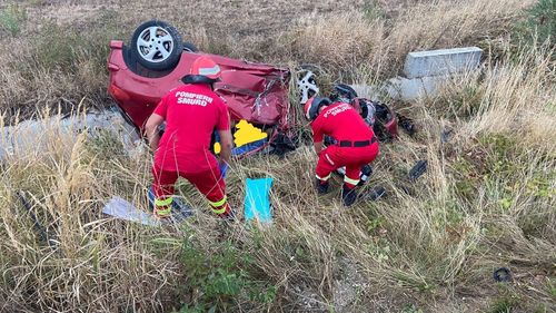 ALBA: Trafic întrerupt pe DN 7, în urma unui accident rutier. Un autoturism s-a răsturnat în afara carosabilului. Sunt raportate două victime