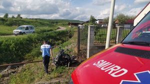 Un motociclist de 28 de ani a fost accidentat grav în urma impactului cu o mașină, între două localități din Bistrița-Năsăud