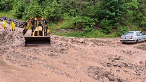 VIDEO Cod roșu de inundații în Alba, mai multe podețe și drumuri afectate/ A fost emis mesaj RO-Alert/ Apel la 112 de la un grup de 24 de turiști care nu mai puteau coborî de pe munte
