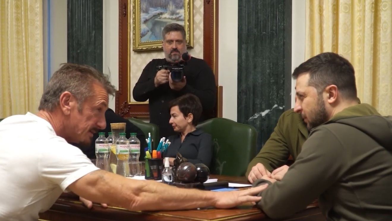 VIDEO Sean Penn a mers la Kiev și i-a lăsat lui Zelenski premiul Oscar: „Când câștigi, adu-l înapoi la Malibu”