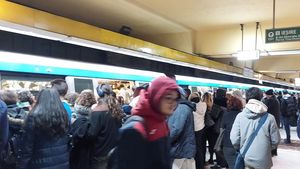 Trenurile de metrou circulă mai rar faţă de graficul aprobat pe Magistrala Berceni-Pipera, din cauza „absenţei din motive medicale a mai multor mecanici de tren”
