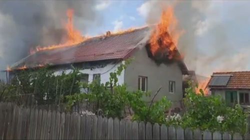 VIDEO O casă din Olt a luat foc din cauza ”efectului de lupă”/ Pompierii au încercat să stingă focul timp de trei ore