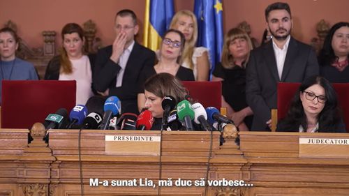 Vicepreședinta Curții de Apel București a ieșit intempestiv din conferința de presă, șoptindu-i președintei: „Mă sună Lia”. Apoi a revenit cu răspunsul corect