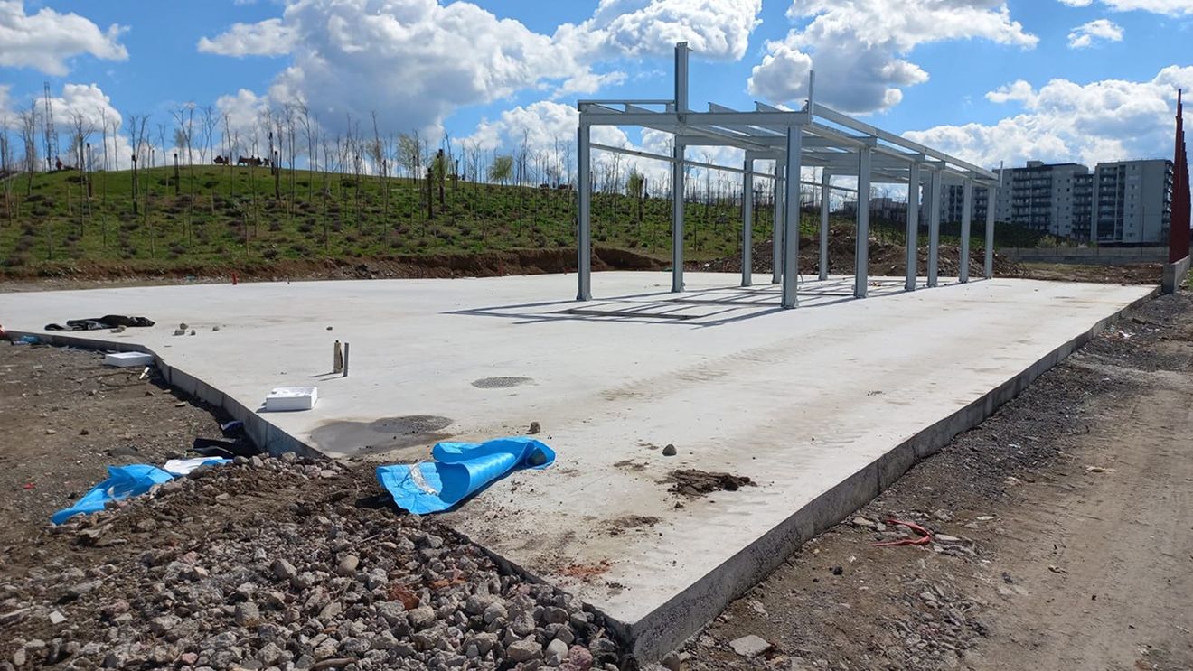 În Parcul Teilor din Sectorul 3 al Capitalei a "răsărit" peste noapte o spălătorie auto, pentru care a fost turnată o platformă din beton de aproximativ 500 de mp/ Nimeni nu ştie nimic