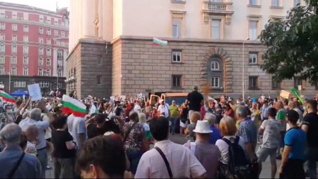 Protestatarii din Bulgaria și-au instalat corturile pe șosele, blocând traficul în centrul capitalei Sofia dar și ruta principală spre Grecia