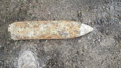 Un bărbat din Giurgiu a găsit un proiectil vechi pe câmp și l-a dus acasă/ Rudele au anunțat autoritățile