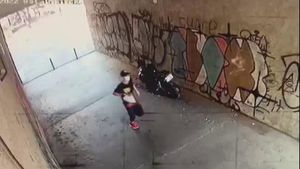 Bărbat bănuit că a tâlhărit o femeie în sectorul 1 al Capitalei, căutat de poliție. Oamenii legii cer sprijinul cetățenilor pentru a-l identifica pe suspect
