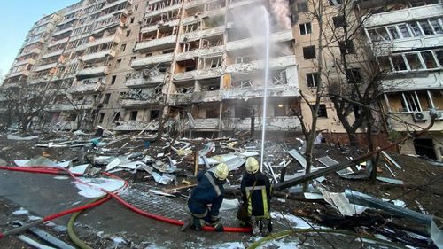 Două persoane au murit marți dimineață în urma atacurilor asupra a două clădiri rezidenţiale din Kiev