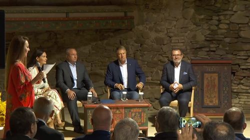 VIDEO Președintele Iohannis și premierul Ciucă, împreună la Haferland, festivalul dedicat culturii şi tradiţiilor săseşti oganizat de omul de afaceri Michael Schmidt. Iohannis către Ciucă: Domnule premier, vă felicit că ați adus aproape jumătate din guvern