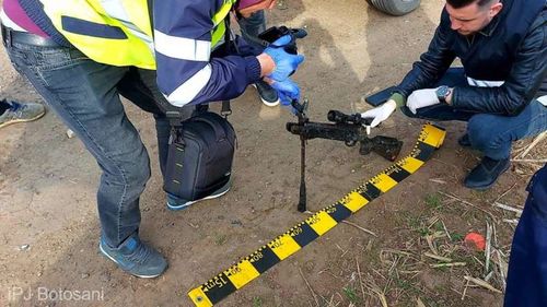 Armă cu lunetă, găsită îngropată într-o comună din județul Botoșani / Un tânăr de 20 de ani ar fi ascuns arma