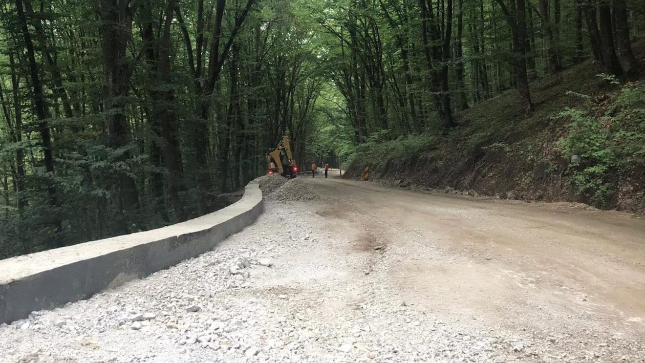 Lucrările la Transalpina de Apuseni, șoseaua care va lega munții de Autostrada Sebeș-Turda, s-au împotmolit. Constructorul nu mai face față creșterii prețului la materialele utilizate