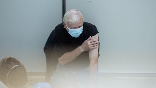 La aproape un an de la începutul campaniei de vaccinare anti-COVID, Guvernul va stabili oficial ținte de acoperire vaccinală: doar 70% din populația peste 12 ani în 2022 și 90% abia în 2023