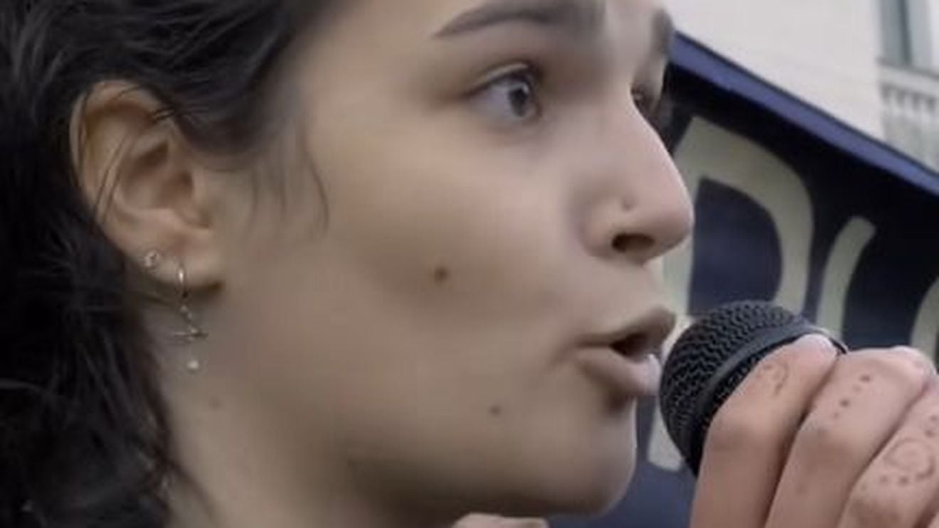 VIDEO Mesajul emoționant al unei tinere: Ne-am câștigat libertatea și intrarea în Uniunea Europeană cu un motiv: pentru că merităm / Pentru toate femeile din România care nu vor să aibă un președinte care amenință cu „Te agresez sexual, scroafo!” / Nu vrem să avem această reprezentare. Ieșiți la vot!