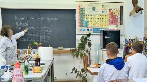 Rezultate simulare BAC 2025 Chimie. Doar unul din cinci elevi a scris ecuația reacției care are loc în acumulatorul cu plumb / Jumătate nu au știut doi factori care duc la denaturarea unei proteine