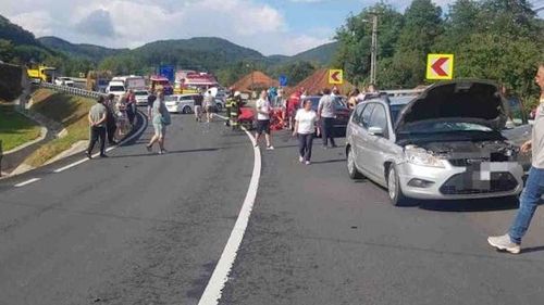 Accident în lanț în Hunedoara: Două persoane au fost rănite în timp ce erau pe carosabil și evaluau pagubele unui accident / Au fost acroșați de un alt autoturism