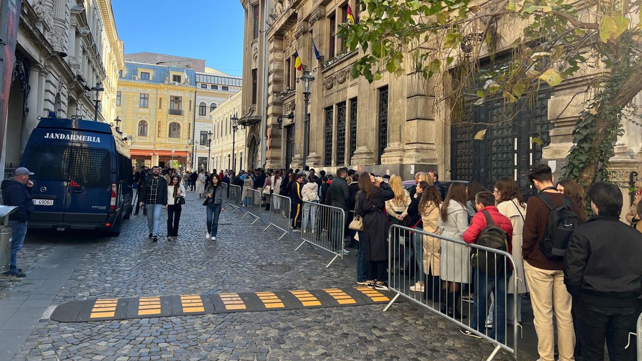 VIDEO&FOTO Cozi impresionante de alegători la cele trei secții de votare din București / Mii de moldoveni așteaptă să-și voteze președintele și la referendum