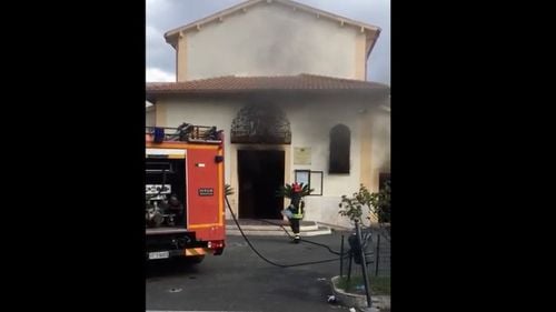 A ars biserica românească dintr-un sat de lângă Roma. Posibilă cauză: un scurt-circuit la un frigider