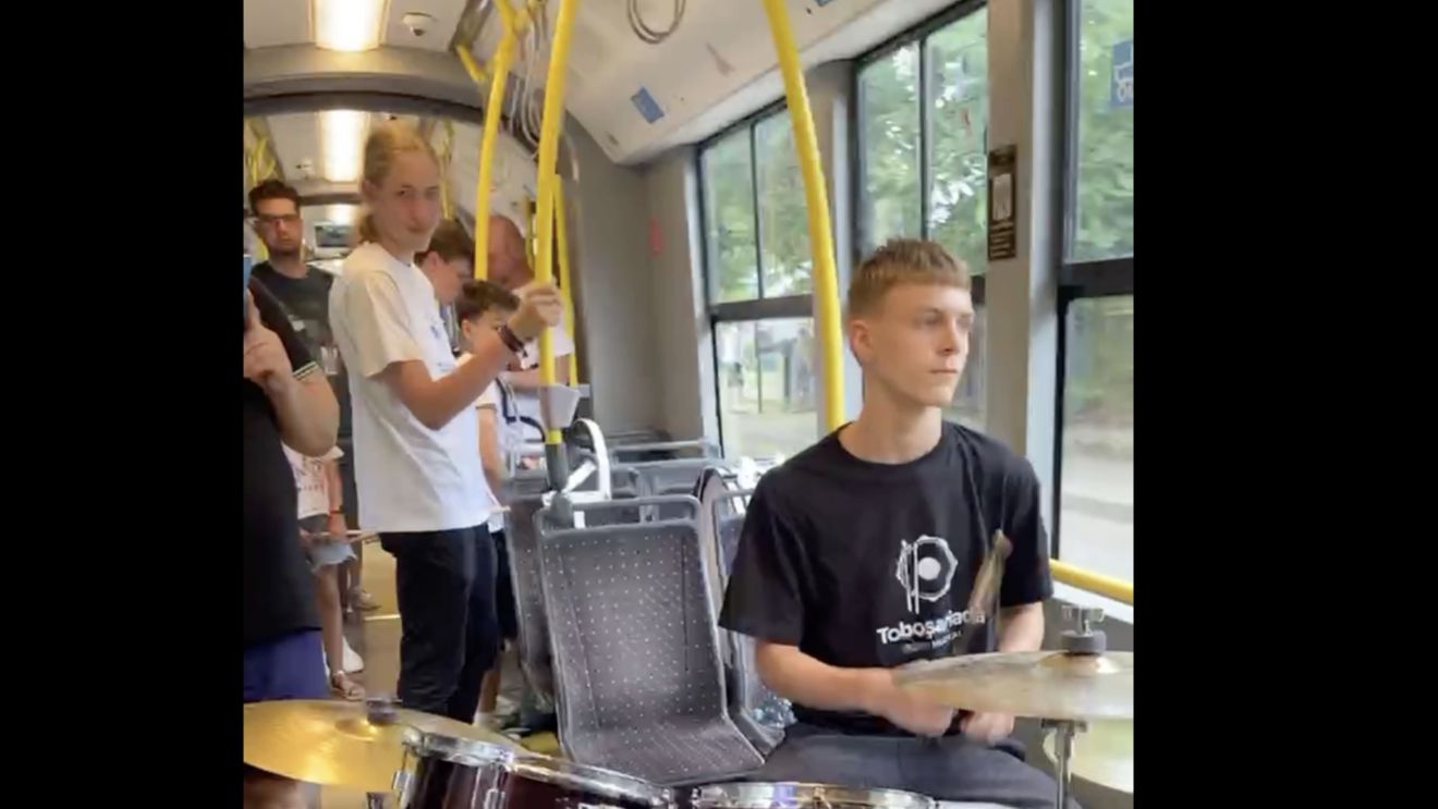 „Toboşariada” în tramvai / Opt elevi au susţinut un spectacol inedit în Iași, pe traseul Târgu Cucu - Copou