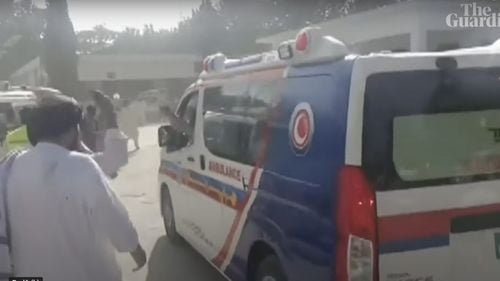 Paisprezece morţi şi zece dispăruţi în nordul Pakistanului, după ce un autobuz care se întorcea de la o nuntă cade într-un râu. Mireasa, singura supravieţuitoare