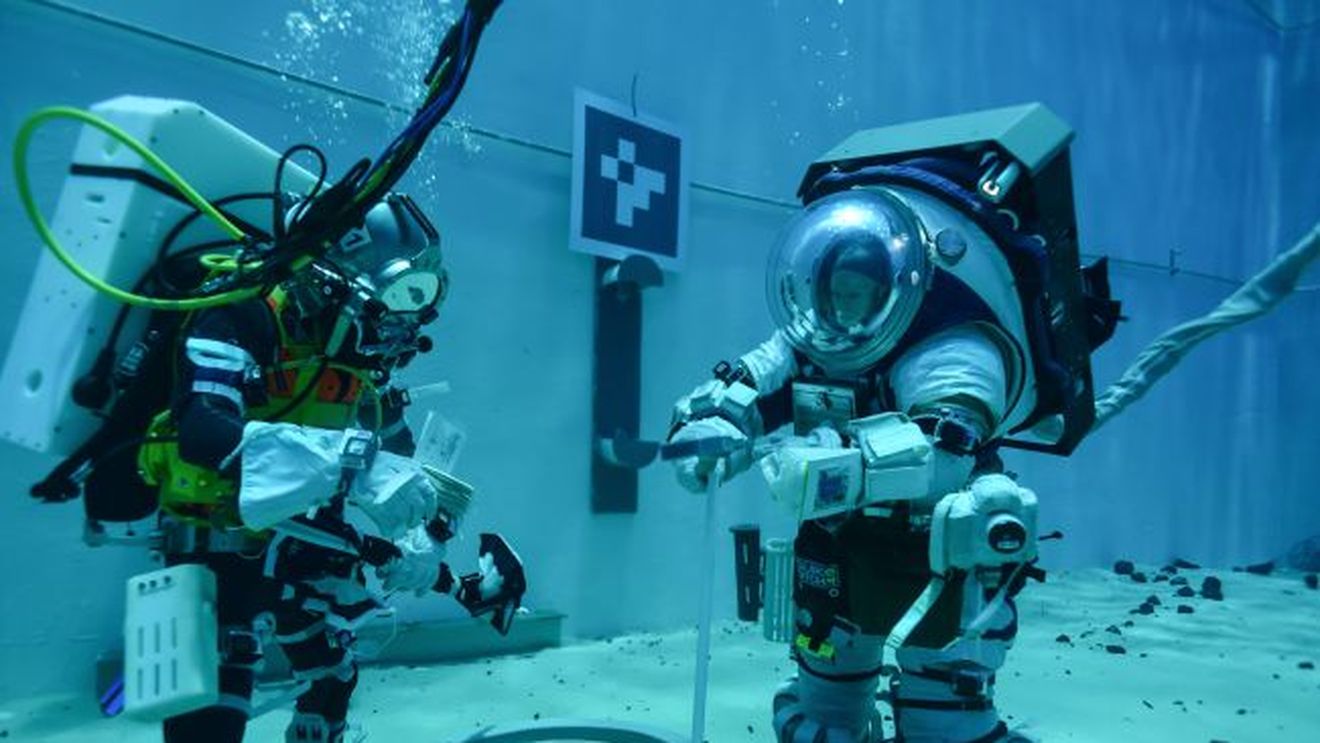 NASA testează noile costume spaţiale concepute pentru astronauții care vor păși pe Lună în 2024/ Sunt primele costume dezvoltate după mai bine de 40 de ani de la încheierea misiunii Apollo