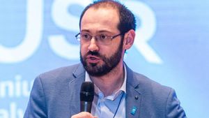 Deputatul USR Tudor Benga: Am greșit noi ca stat în modul în care am făcut prioritizarea la vaccinare și va trebui să ne asumăm lucrul ăsta. Eu ca parlamentar nu  sunt cu nimic mai esențial decât un profesor sau o casieră