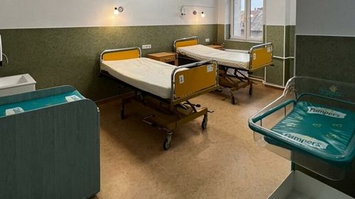 Un medic din Spitalul Județean Arad a renovat pe cheltuială proprie un salon al Secției de Obstetrică-Ginecologie/ Cât a costat investiția/ Spitalul a felicitat medicul pe Facebook