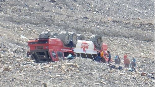 Un autobuz de observare a ghețarilor plin cu turiști s-a răsturnat în popularul sit al munţilor stâncoşi din provincia canadiană Alberta