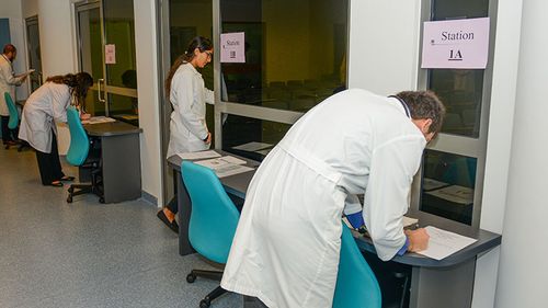 Studenții la medicină de la Cluj-Napoca vor susține examenele orale pe platforma Microsoft Teams, iar examenul clinic prin metoda OSCE. Fiecare student va trece printr-o simulare a sesiunii