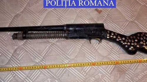 Focarul de la Țăndărei: Poliția a confiscat 11 arme letale de la localnicii carantinați / Deutsche Welle: Sunt puștile de asalt AK-47 confiscate acum zece ani de la clanurile de interlopi și returnate