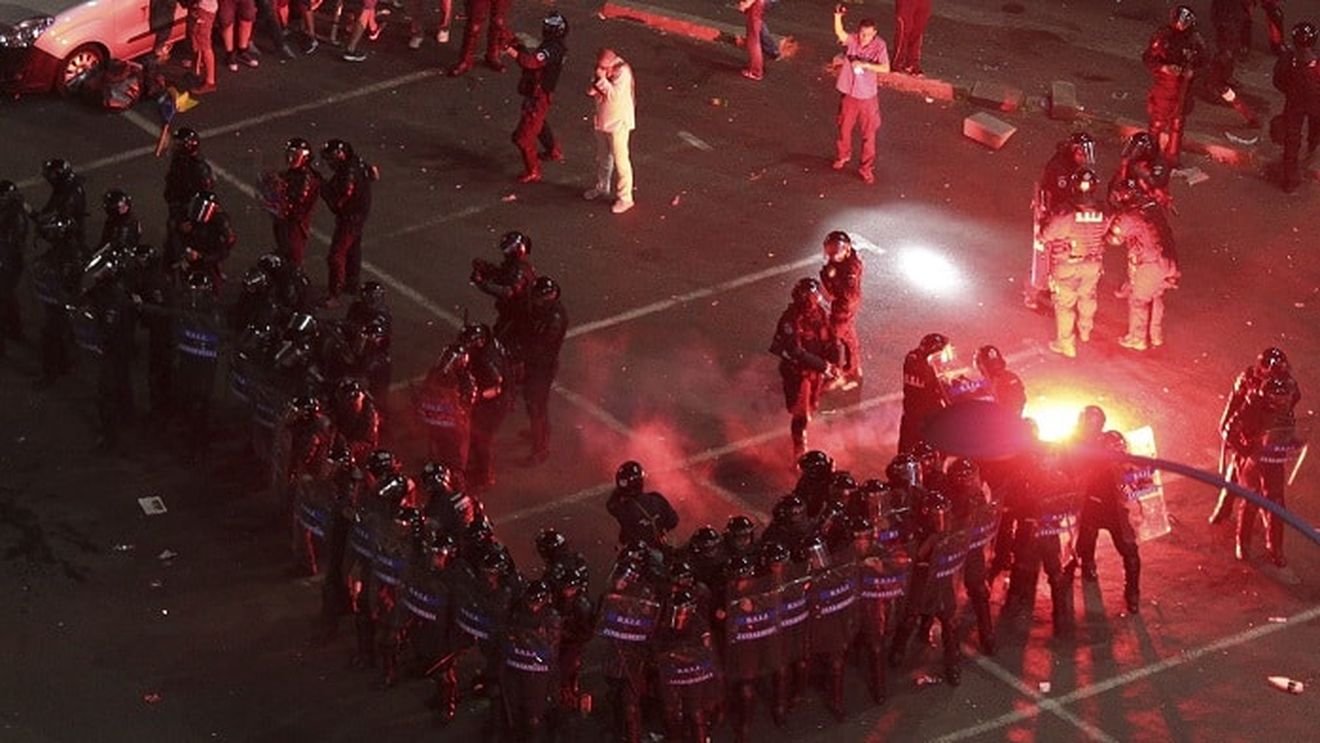Doi bărbaţi, reţinuţi pentru agresarea unor jandarmi la mitingul din 10 august din Piaţa Victoriei