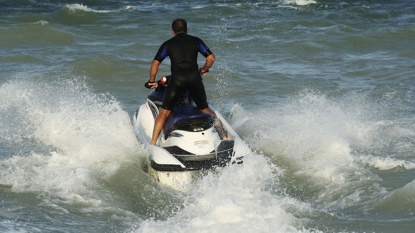 Doi tineri care se aflau pe o saltea gonflabilă au fost spulberaţi de un jetski, la Eforie Nord/ Un tânăr a fost resuscitat pe plajă, fiind în stare gravă la spital