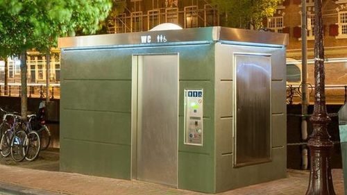 Primăria Cluj cumpără încă patru toalete publice cu peste 56.000 de euro pe bucată / Primăria: Dacă vrem civilizaţie, trebuie să plătim, iar asta implică costuri mai ridicate. Toatele sunt ecologice, oferă foarte multe facilităţi