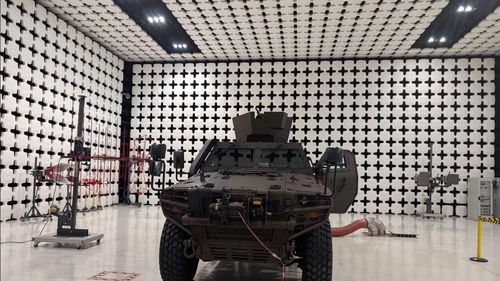 VIDEO&FOTO Cum testează turcii de la Otokar vehiculele blindate Cobra II 4×4, care vor fi livrate în acest an României / Cușcă imensă Faraday, pantă cu înclinație de 60%, sistem care solicită articulațiile