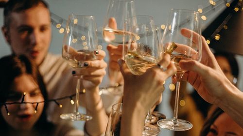 Poliţiştii au stricat petrecerea unor minori, care se desfășuta într-un bloc din staţiunea Mamaia. 12 tineri au fost amendați