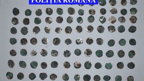 Peste 100 de monede medievale au fost recuperate de polițiștii din Iași/ Un bărbat și o femeie, reținuți