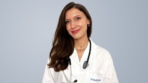 #MediciBuni dr. Ruxandra Crâșmariu, reumatolog MedLife: „Tinerii care stau zilnic 6-7 ore pe scaun sunt predispuși la boli degenerative precoce”