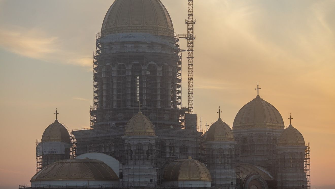 A început montarea icoanei monumentale a Învierii Domnului din cupola absidei nordice a Catedralei Naţionale