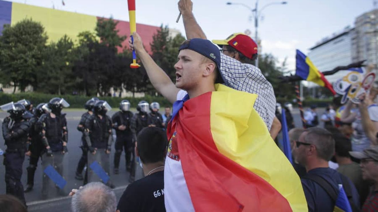 VIDEO Momentul în care protestatarii aruncă cu sticle de plastic către jandarmi