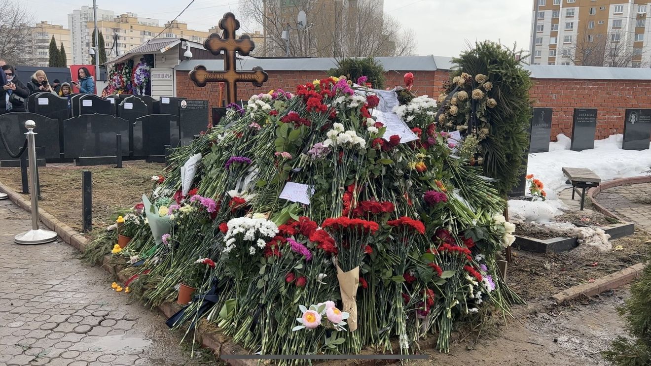 Zeci de ruşi s-au adunat duminică la mormântul lui Alexei Navalni de la Moscova, pentru a-şi exprima simbolic votul pentru acesta