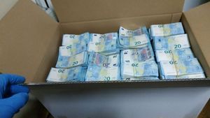 VIDEO Cum au trecut șase colete cu 1,6 milioane de euro cash prin punctul vamal preferat al traficanților de țigări