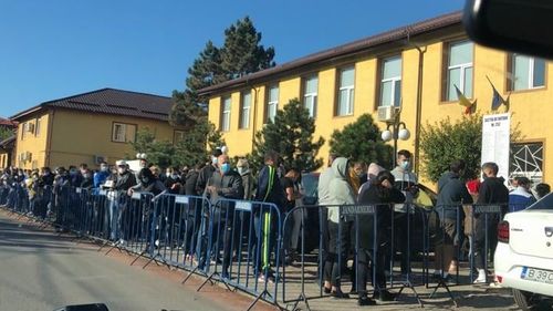 FOTO Aglomerație uriașă la o secție de votare din localitatea ilfoveană Tunari, nu se poate respecta distanțarea socială