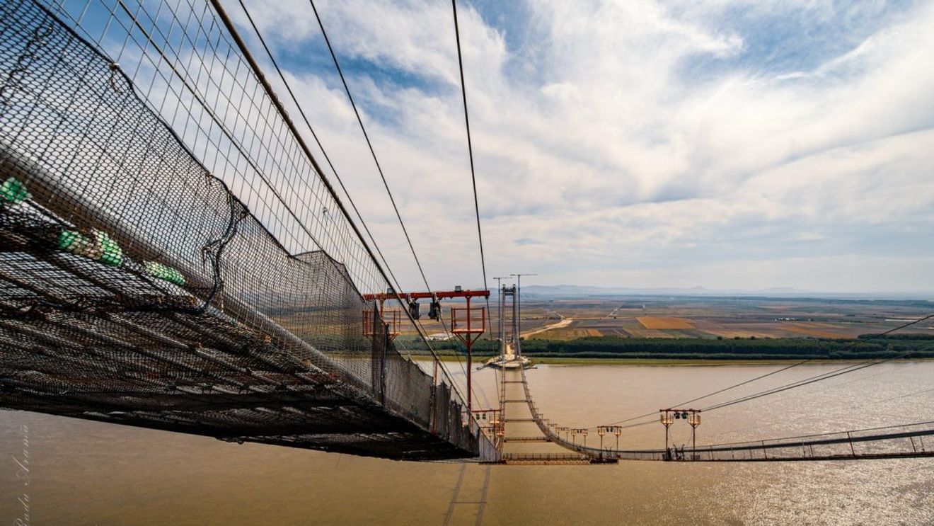 VIDEO Podul peste Dunăre de la Brăila: Noi imagini spectaculoase de la montarea cablurilor principale