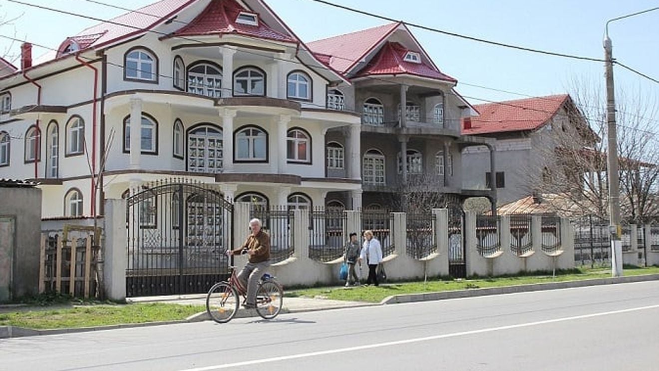 Luni, verdict în dosarul Țăndărei, în care 25 de persoane acuzate de trafic de copii au fost achitate în primă instanță. Un judecător le-a restituit acuzaților aurul, puştile şi pistoalele, mai puţin mitralierele