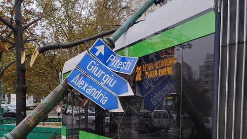 Liniile 7, 27, 32 și 47 sunt blocate la Unirii, după ce un stâlp de iluminat a căzut pe un tramvai