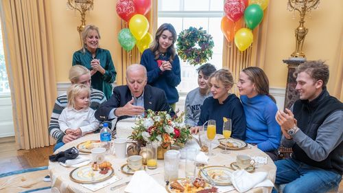 FOTO Președintele Joe Biden a împlinit 80 de ani. Soția sa a postat fotografii de la petrecere: "Nu aş vrea să dansez cu nimeni altcineva. La mulţi ani, Joe! Te iubesc"