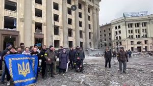 VIDEO Ucrainenii din Harkov, mesaj sfidător pentru ocupanții ruși din mijlocul ruinelor: "Rachetă rusă, du-te dracu. Nava de război rusă - du-te dracu. Slavă Ucrainei, glorie eroilor!”